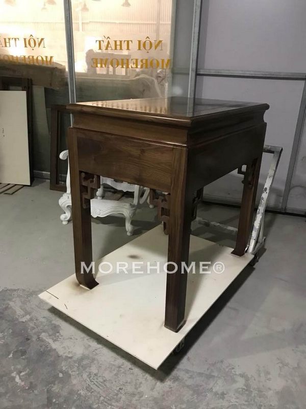 Bàn thờ gỗ óc chó được nhiều khách hàng quan tâm vì chất lượng gỗ bền , hạn chế được cong vênh mối mọt.