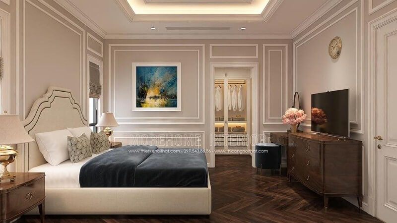 Bố trí nội thất phòng ngủ tân cổ điển nhẹ nhàng, sang trọng với giường bọc nệm trắng, kệ tivi gỗ óc chó cao cấp.
