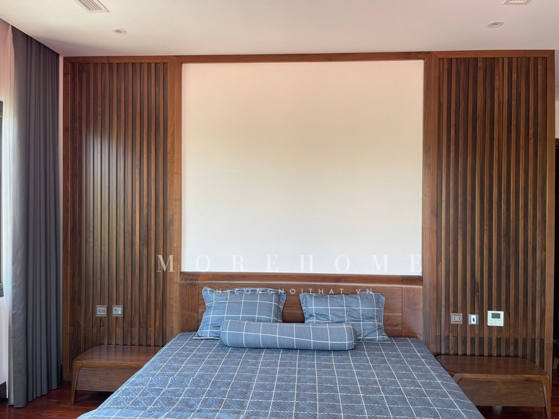 Vách đầu giường gỗ tự nhiên Óc chó tạo nan làm điểm nhấn cho phòng ngủ cao cấp